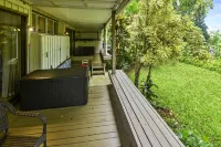Cute, Peaceful Budget-Minded Studio Condo with full kitchen and Hawaiian Decor