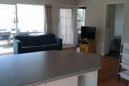 Whangamata Bach - handy to beach and shops Отели рядом с достопримечательностью «Уангамата Бич»