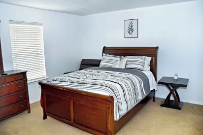 Spacious 4-bedroom house with AC, Wi-Fi superb in the Heart of Arlington, TX! Hotels near Goodwill Store - Collins