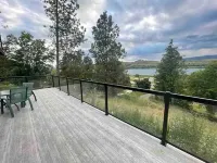Newly renovated with Lakeviews, big yard, minutes to Silver Star/Golf/Wineries. Отели рядом с достопримечательностью «BX Creek & Falls Trail»