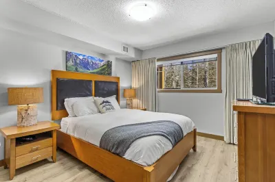 Cozy Rocky Mountain Getaway with Hot Tub! Pet Friendly & Newly Updated! Hotel a 