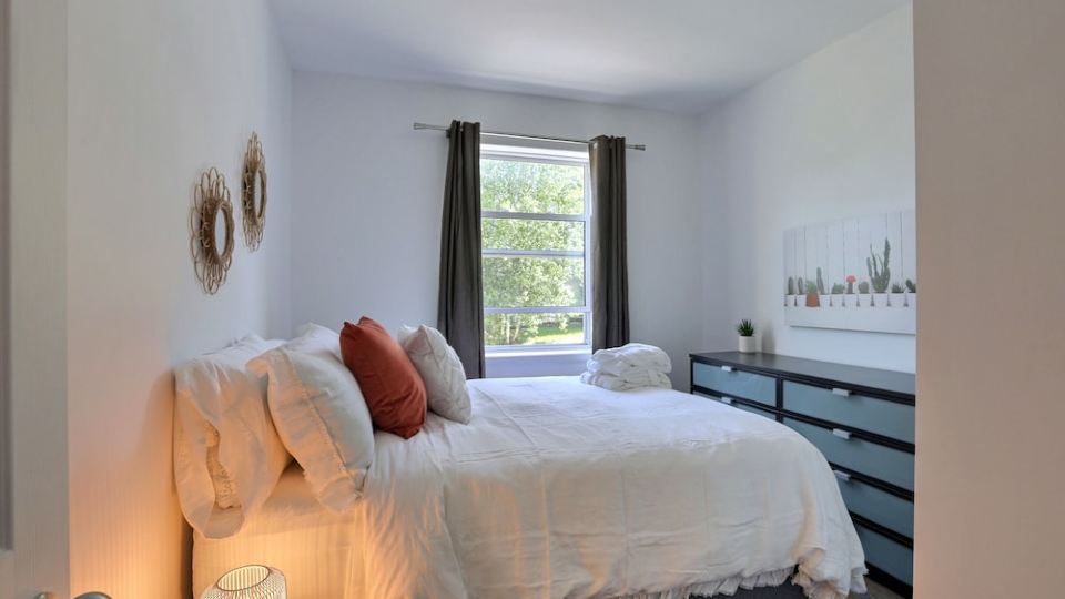 Sublime, Renovated! One river from Chateau Frontenac. 2 bedrooms, free parking!
