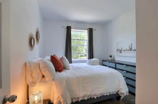 Sublime, Renovated! One river from Chateau Frontenac. 2 bedrooms, free parking!