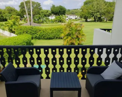 Peaceful intensely clean unit overlooking tropical gardens and golf course 住宿飯店