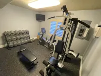 Sandy Pool House, Bar, Hot Tub and Gym, Sleeps 11!