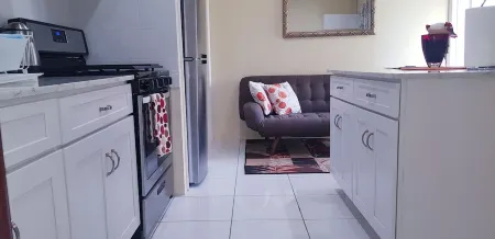 Beautiful one bedroom apartment Отели в г. Savannah