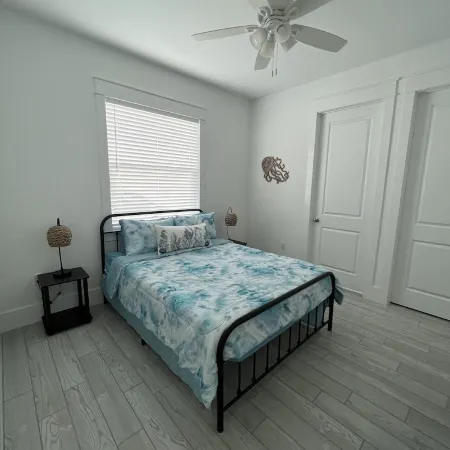 2Br First Floor. Walk to Downtown Stuart and Walk Riverfront Park.