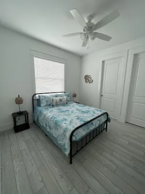 Luxe 2 Bedroom Retreat. 1 block from Inter coastal. Walk to riverfront park.
