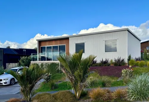 Raglan Retreat With Water Views