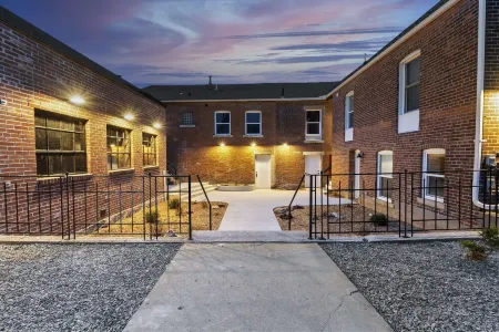 Downtown 4BR with 2 King Beds! Walking distance to SEMO and the River Front. Отели рядом с достопримечательностью «Crisp Museum»