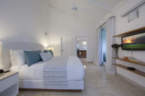 Modern villa with great golf view and outside gazebo