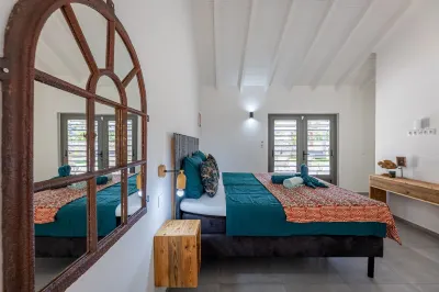 *PRACHING* The Luxury 8 person Villa Vista Lena in the neighborhood of Jan Thiel. See x1f3a5;!