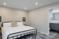 Chic House w/ King Bed, Walk To Dining & Starbucks Hotel a Dieppe