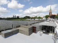 Houseboat Fjord Serina with bio-sauna and roof terrace in Schleswig シュレスヴィヒのホテル