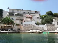 Apartment Olly seafront large terrace with barbecue 4 sunbeds and garden Hotels in Klek