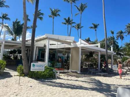 Beachfront Oversized 1 Bedroom Condo, Playa Turquesa