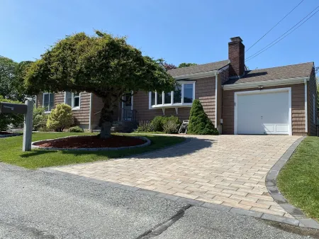 Beach house walking distance to Second Beach Отели рядом с достопримечательностью «Терд Бич»