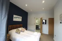 Stay in the original Kendal Mint Cake Factory in the heart of Kendal Hôtels à proximité de : Lakeland Climbing Centre