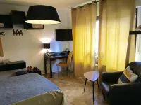 Charmant is centrally located, close to uni