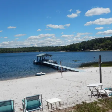 LAKE FRONT PROPERTY  WITH BEACH, DOCK AND GAME ROOM, 30 MIN TO GAINSVILLE
