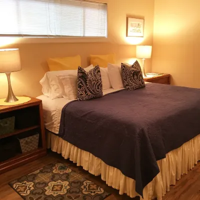 Uptown Dallas - Spacious 1 bd  #1, WiFi, Parking, Restaurants & Shops & Safe