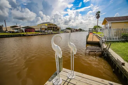 (RV1) Paradise in Sargent, Texas. Saltwater canal, minutes to the ICW and beach.
