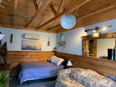 Very cozy quiet and rustic space on a lake.