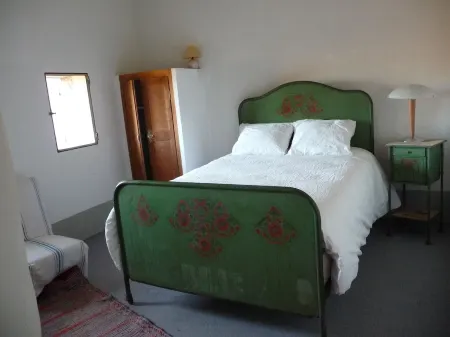 Charming house for 2/3 people in the light of the Luberon Отели в г. Рюстрель