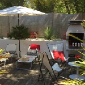 Charming house located on the shore of Lake Maubuisson, close to the ocean.