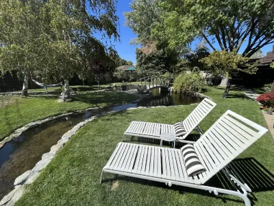 Charming west Bishop studio guest house in garden setting. Hotels near Ancient Bristlecone Pine Forest