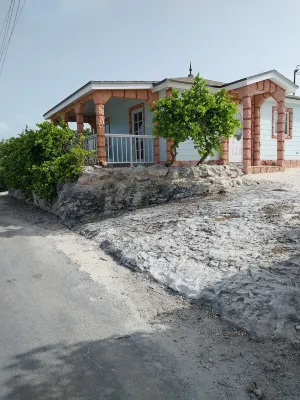 Charming 2-Bedroom House in Tranquil Staniel Cay near Thunderball Grotto Hotels in 