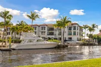 Naples Waterfront Condo-Close to beaches, boating, shopping, dining, 5th Ave Hotels near Naples Pier