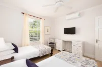 Jamaica Time - Driftwood - SeaPalms - 3BR/3BA Condo Ocho Rios - Beach Front/Pool Hotel a 