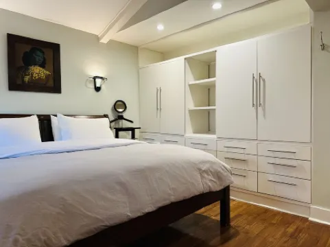 Home Close to Beach and Downtown. Licensed short term rental. Отели рядом с достопримечательностью «Оканаган»