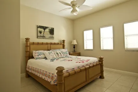 Esplanade  Condo Waterviews on Smokehouse Bay Отели рядом с достопримечательностью «Марко Айленд Бич»