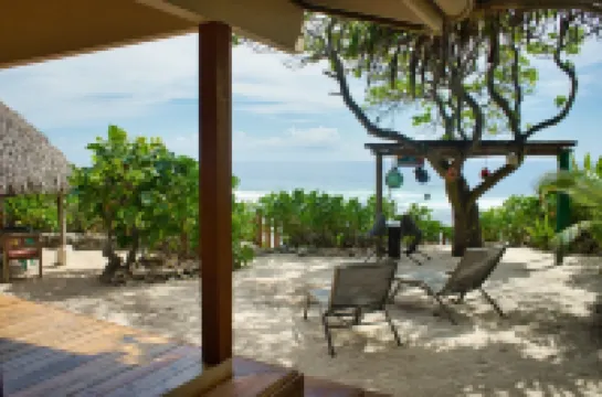 Air-conditioned bungalow by the sea in Moorea