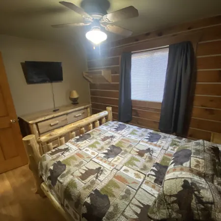 Cabin- no cleaning fees: Cranberry Fest, waterparks, trail riding for utv/atv