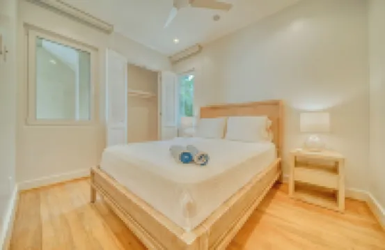 Modern Island Living – 2-Bed, 2-Bath Beachfront Condo at Watercolors Roatán E4