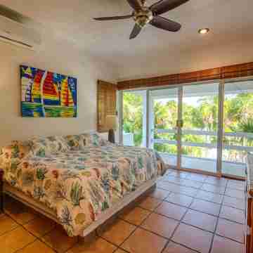 5-Star Experience! Oceanfront Villa w/ Private Beach + Pool, Snorkelling Rooms