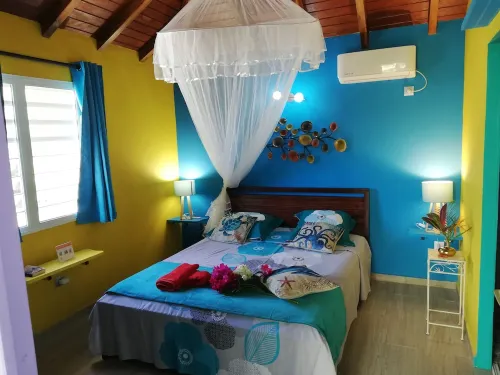 GÏTE SPACIEUX 2 pers.- LOC. VEHICLE-POOL-SPA-SEASIDE-BEACH EQUIPMENT Hotels in Deshaies