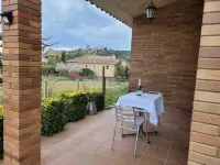 House in a quiet area with views of the old town of Pals