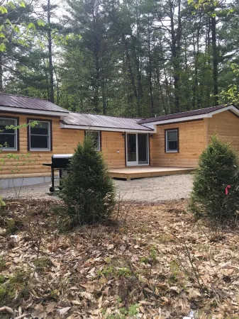 New Pine Cabin in the white mountains walk to white lake new Отели в г. Тамворт