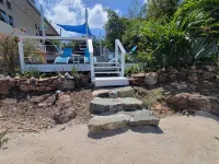 Pet friendly. Kayak, paddle board, snorkel, or hike to the beach. โรงแรมใน