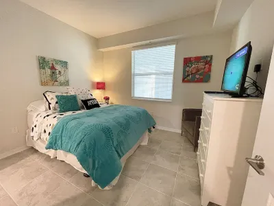 Neat & Cozy Pool View Condo -8 min from Disney