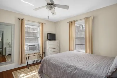 Point Cottage in Newport, Pet Friendly. 2 Bedroom Walk to Water Book Now 10% Off のホテル