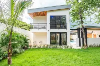 Villa Guacamaya Roja - Luxury 4 Bed & Pool in Playa Grande, Walk to Beach & Surf