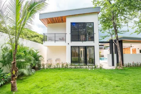 Villa Guacamaya Roja - Luxury 4 Bed & Pool in Playa Grande, Walk to Beach & Surf