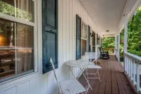 Orion's Retreat a charming cottage nestled by the scenic shores of Lake Sinclair Hotels in Putnam County