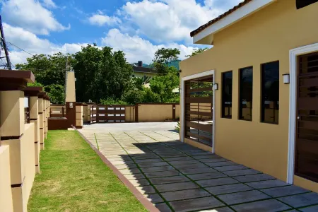 1Bdrm, A/C, Wi-Fi, Washer & Dryer - Spacious Apt Отели рядом с достопримечательностью «Зоопарк Хоп»