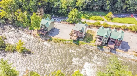 Riverfront Premium Cabin, 3 bed 3.5 bath, On the River, Sleep 10